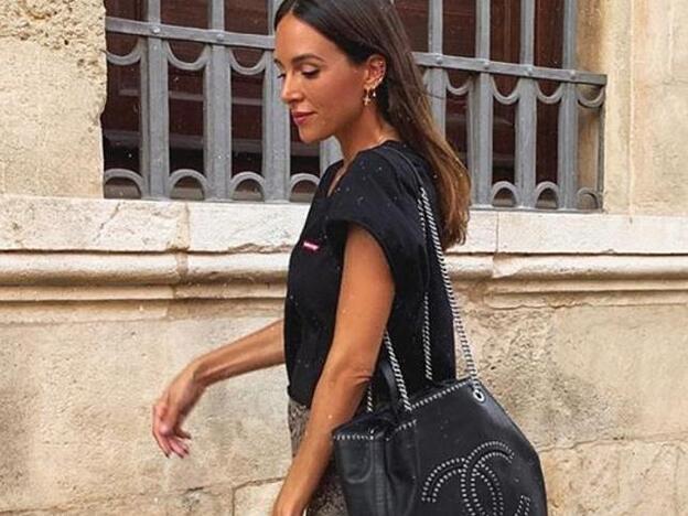 El look más complicado de Rocío Osorno: camiseta de chico de Asos y mallas ciclistas de Mango