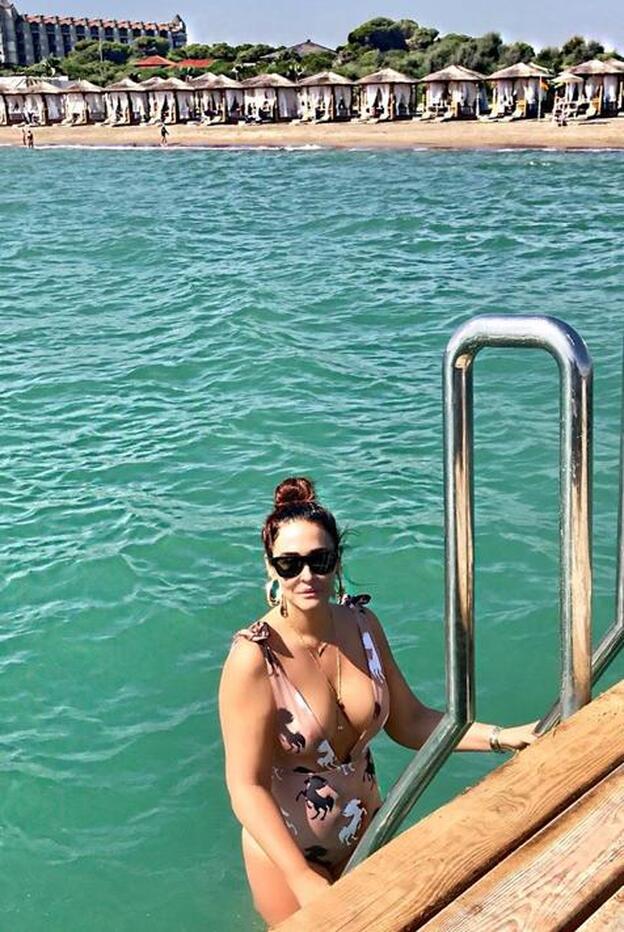 Vicky Martín Berrocal más sexy que nunca con un bañador que le hace tipazo