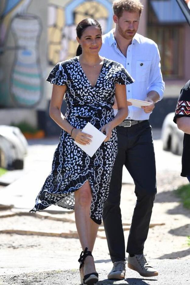 El primer look de Meghan Markle en Sudáfrica: un vestido vegano y unas alpargatas españolas