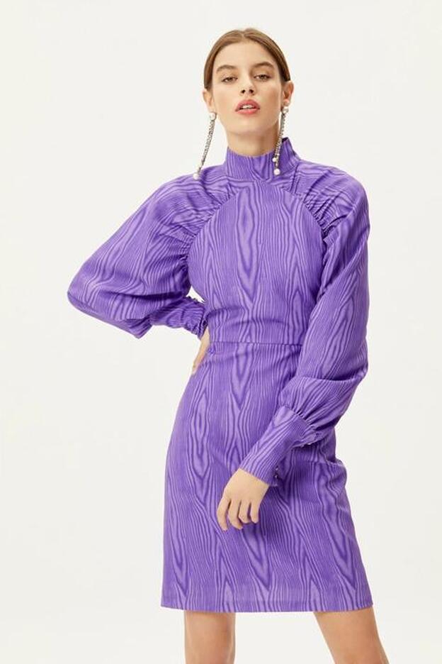 Vestido morado con efecto moiré y mangas abullonadas, 204 EUR.