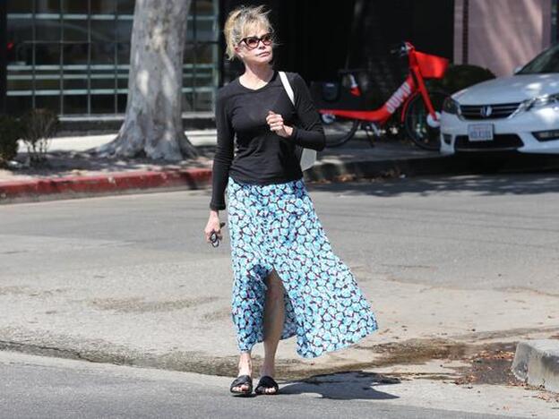 Melanie ha salido de compras por Los Angeles con una falda midi con estampado de flores de los Special Prices de Zara.