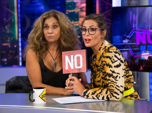 Nuria Roca se atreve con la chaqueta más salvaje del otoño