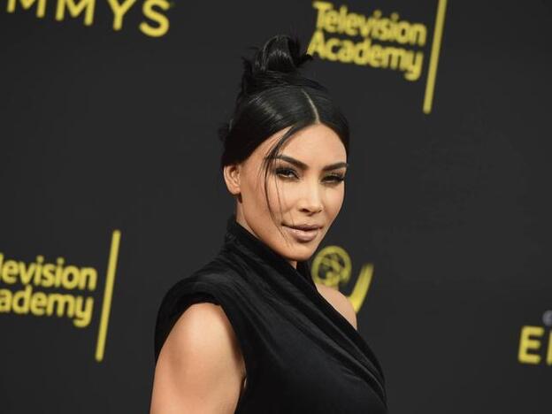 La foto que deja al descubierto los retoques que Kim Kardashian se ha hecho en la cara