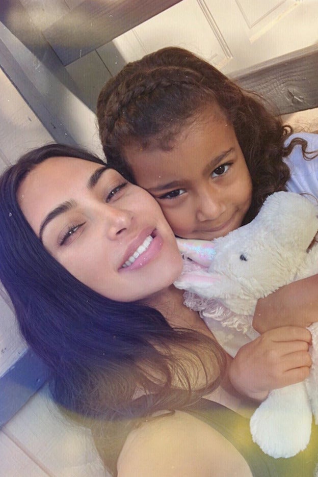 Kim Kardashian retrasó el parto de su hija North dos horas para hacerse la manicura