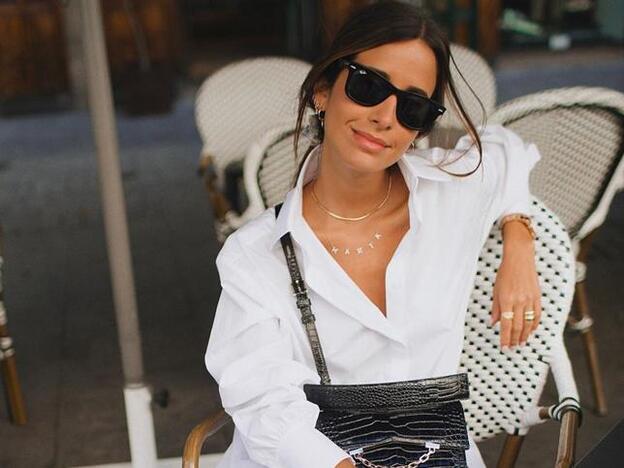 La camisa blanca con historia que tienen todas las influencers y que también puedes usar como vestido