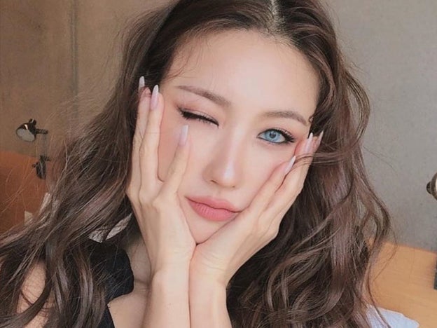 Lo último en Instagram para las uñas es llevarlas con forma de barra de labios