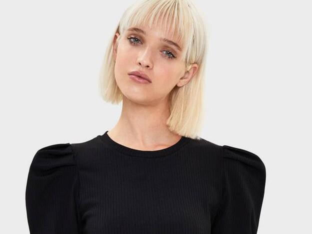 El vestido negro con mangas abullonadas que está por todas partes y en Bershka cuesta menos de 16 euros