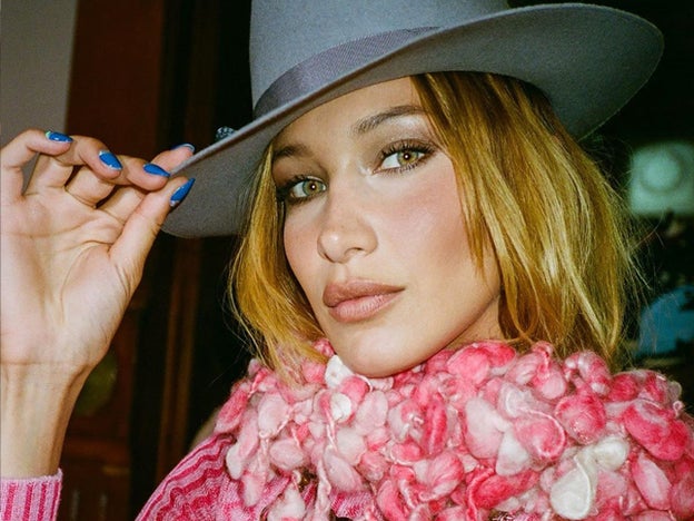 ¡Bella Hadid vuelve a cambiarse el look! Esta vez se ha teñido el pelo de castaño