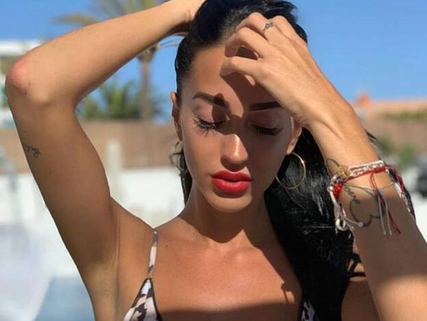 El sugerente topless de Aurah Ruiz comiendo una raja de sandía