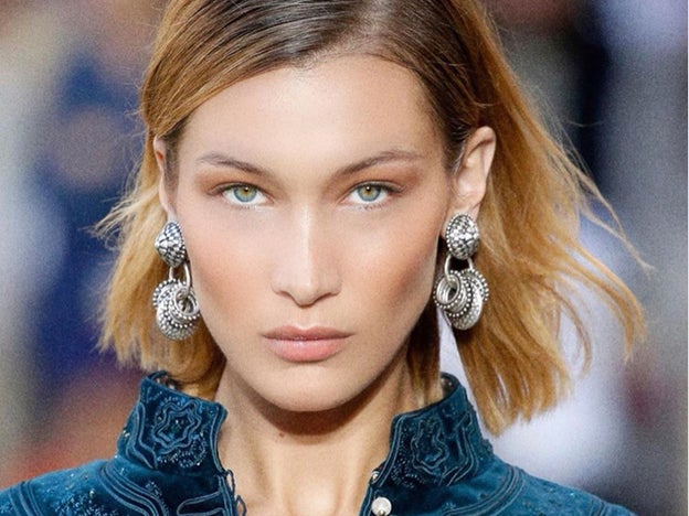 Bella Hadid se ha vuelto a hacer un cambio de look y se ha teñido el pelo de negro