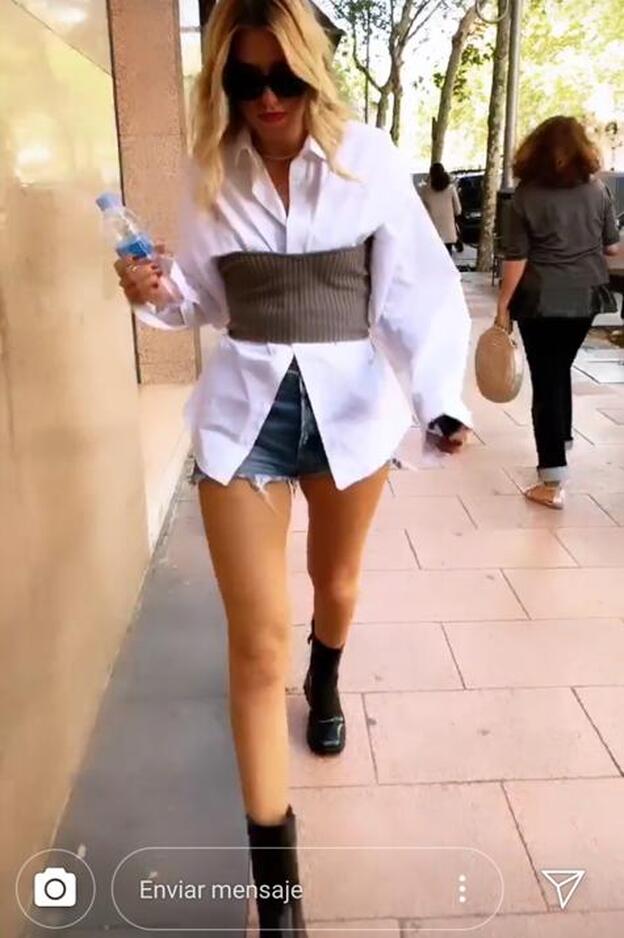 Carla Hinojosa ha lucido este look con camisa blanca y top cropped en uno de sus últimos stories de Instagram.