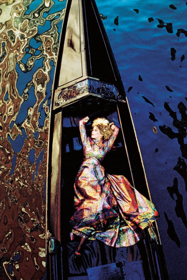 Claudia Schiffer, para Léonard (Venecia, 1995)./Bob Willoughby (Cortesía de Taschen).
