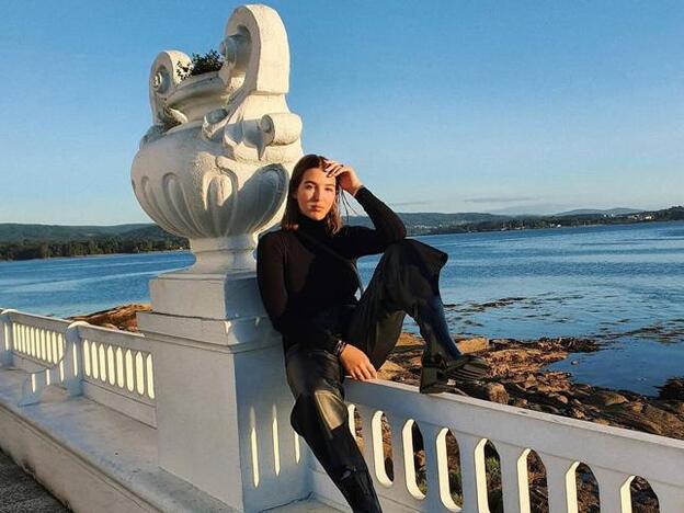 Alba Díaz tiene el vestido rojo de invitada perfecto para las bodas de otoño