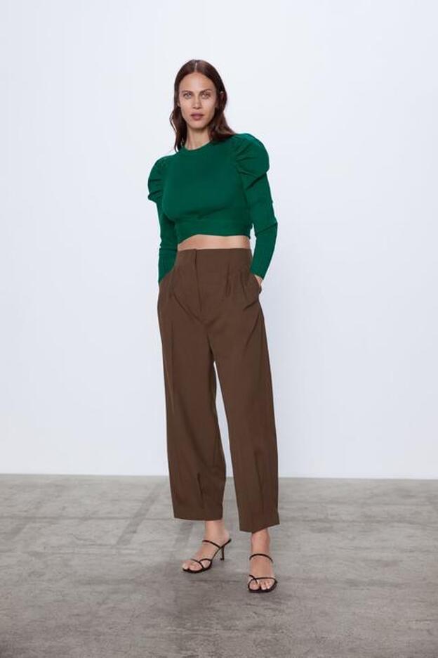 Rocío Osorno tiene el jersey más bonito del entretiempo para llevar con mom jeans