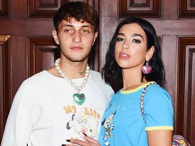 Dua Lipa y su novio, Anwar Hadid, se hacen una manicura neón a juego