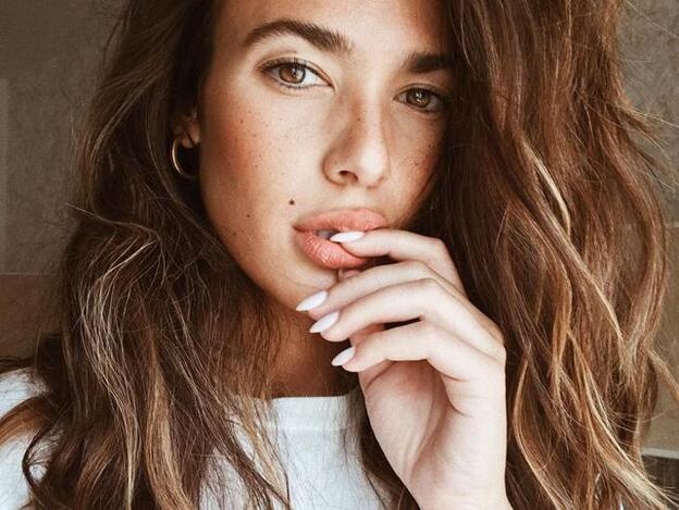 Ana Moya confirma con un peto de Bershka la tendencia del efecto piel