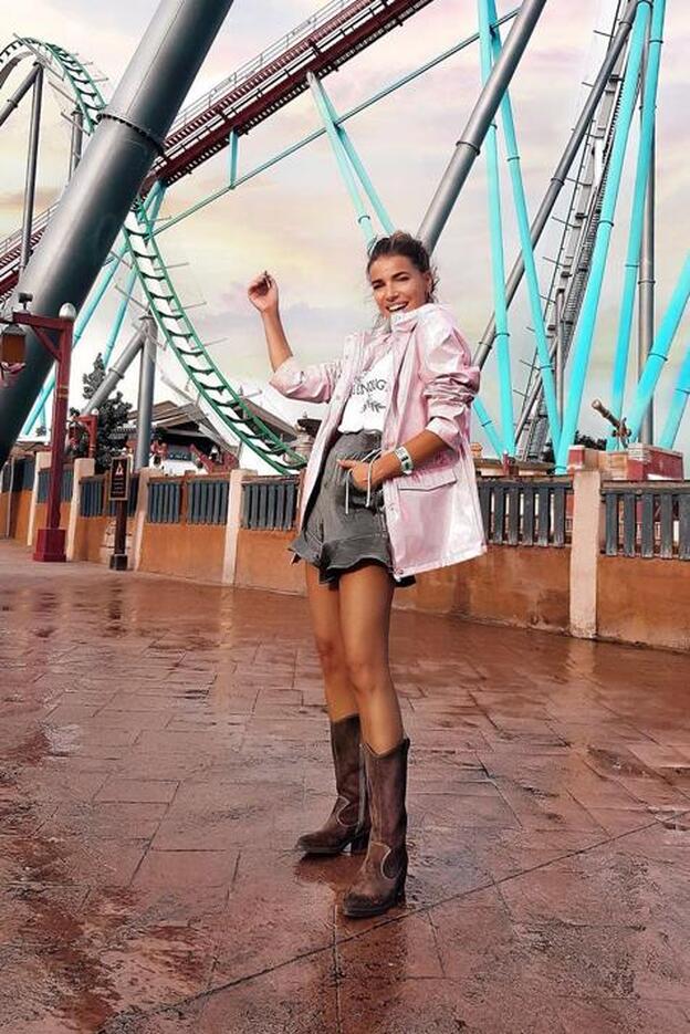 Flora González ya lleva el chubasquero más bonito del otoño (y es baratísimo)