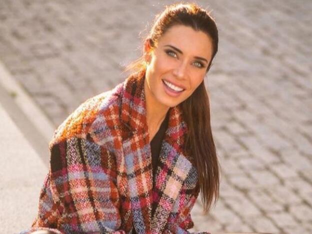 Pilar Rubio tiene el abrigo de cuadros que no querrás quitarte este otoño-invierno