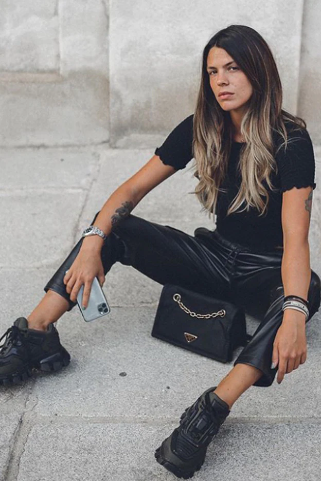 mientras Disponible emparedado Laura Matamoros lleva el look negro perfecto con los pantalones efecto piel  de Zara | Mujer Hoy