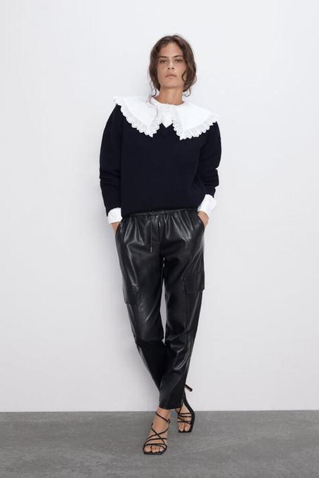 Laura Matamoros lleva el look negro perfecto con los pantalones efecto piel de Zara