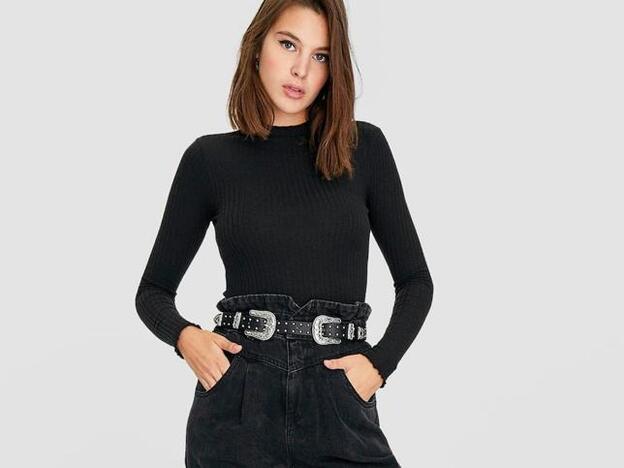 Estos vaqueros de Stradivarius disimulan la tripa, hacen la cintura más delgada y cuestan menos de 30 euros