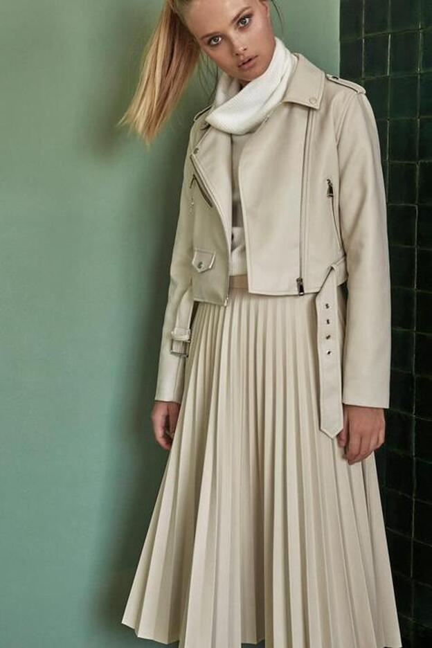Primark y Stradivarius adaptan la falda midi plisada al otoño y no nos puede gustar más