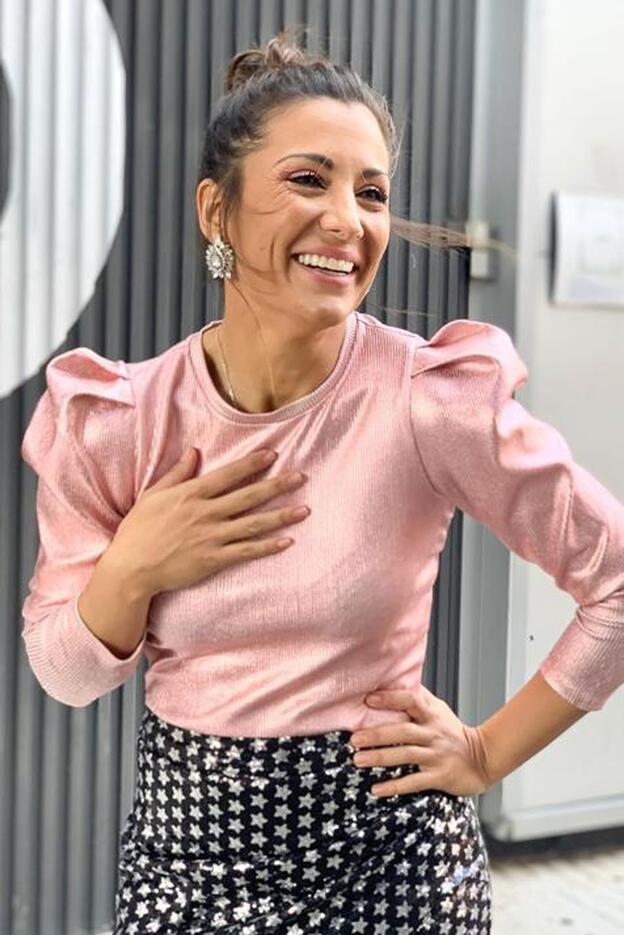 Nagore Robles se apunta a la manga abullonada con este top metalizado de Bershka
