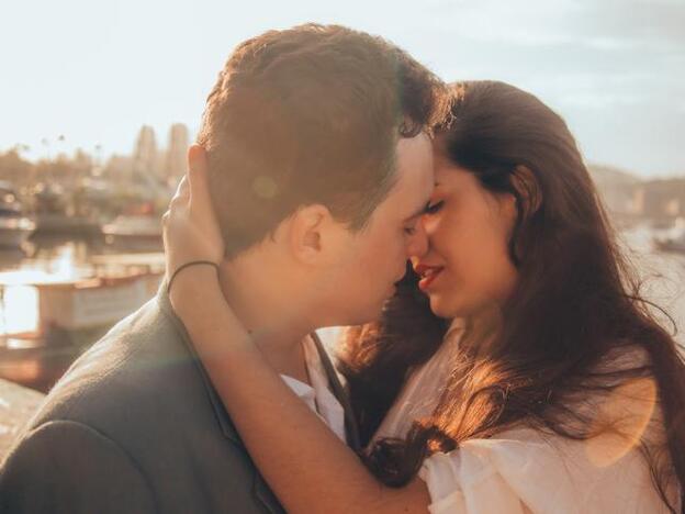 Los solteros españoles creen que son los que mejor besan