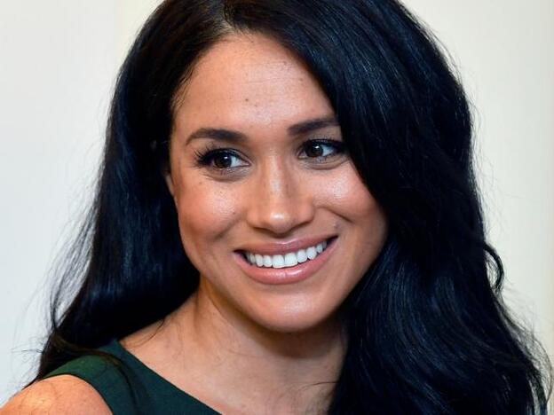 Meghan Markle copia a la Reina Letizia y recupera el vestido de su pedida de mano