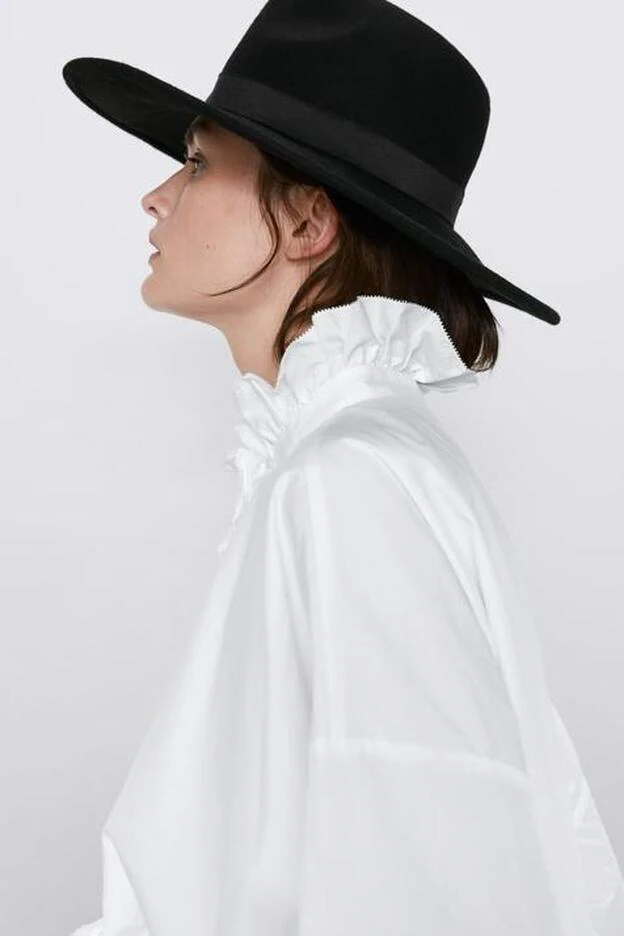 Sombrero de lana en color negro con cinta a juego, de Zara.