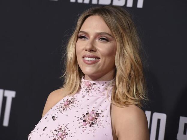Scarlett Johansson sabe cómo dar volumen al pelo fino en dos sencillos pasos