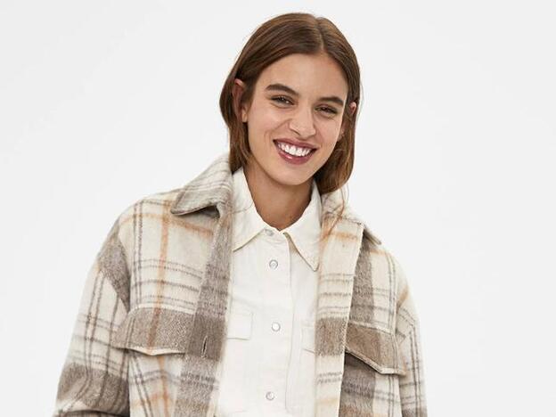 La sobrecamisa viral de Zara que tienen todas las influencers está en Bershka más bonita y ponible