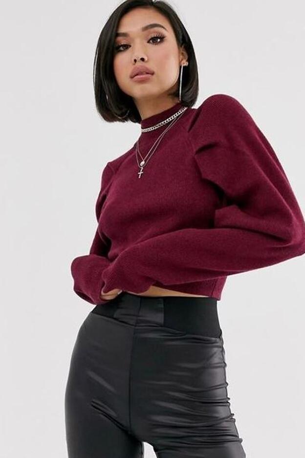 El jersey cropped granate que lleva Rocío Osorno es de Asos (33,99 euros).