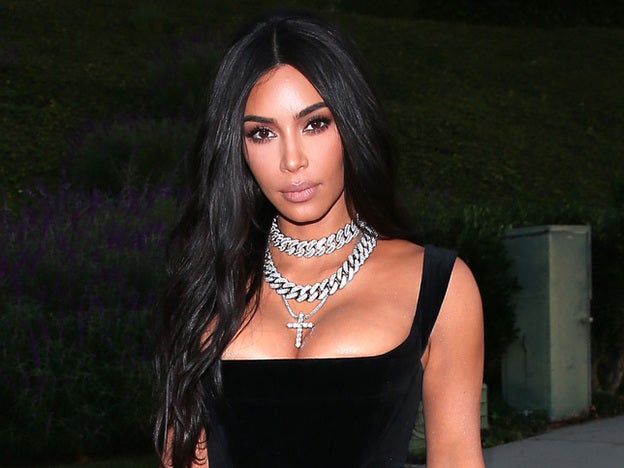 Kim Kardashian cumple 39 años y lo celebra maquillada por su hermana Kylie Jenner