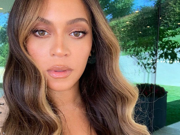 Los mechones decolorados de los 90, otra de las tendencias locas de pelo que vuelve