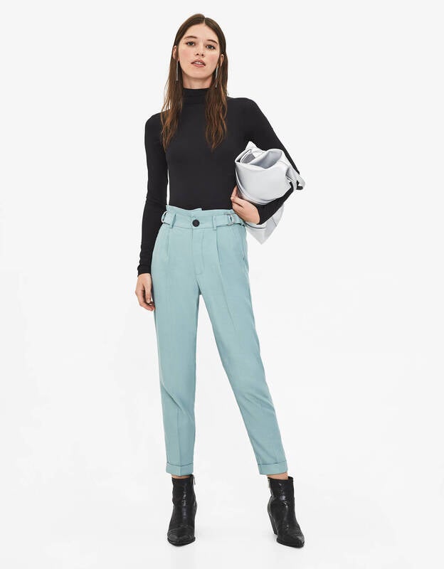 Siete pantalones paperbag rebajados para un outfit cargado de estilo