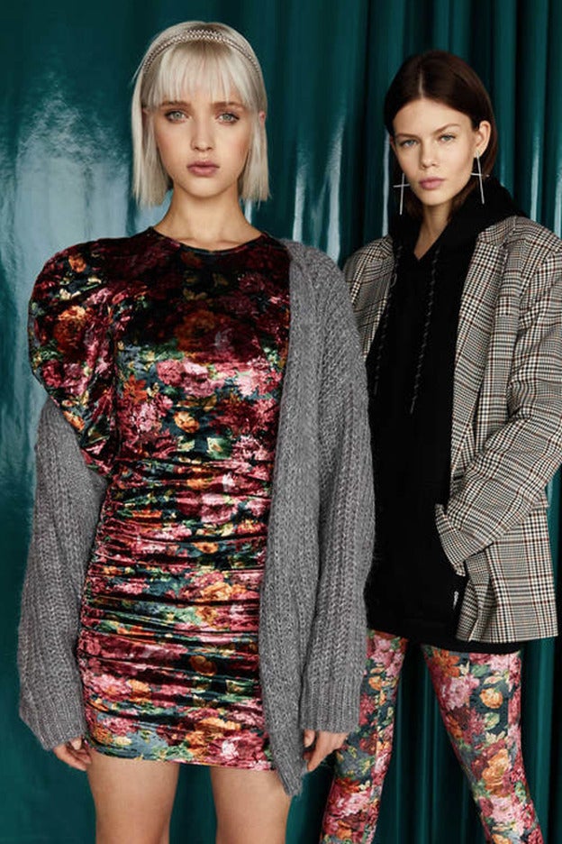 Looks con plumeti, terciopelo y volantes de Bershka que puedes llevar durante el día