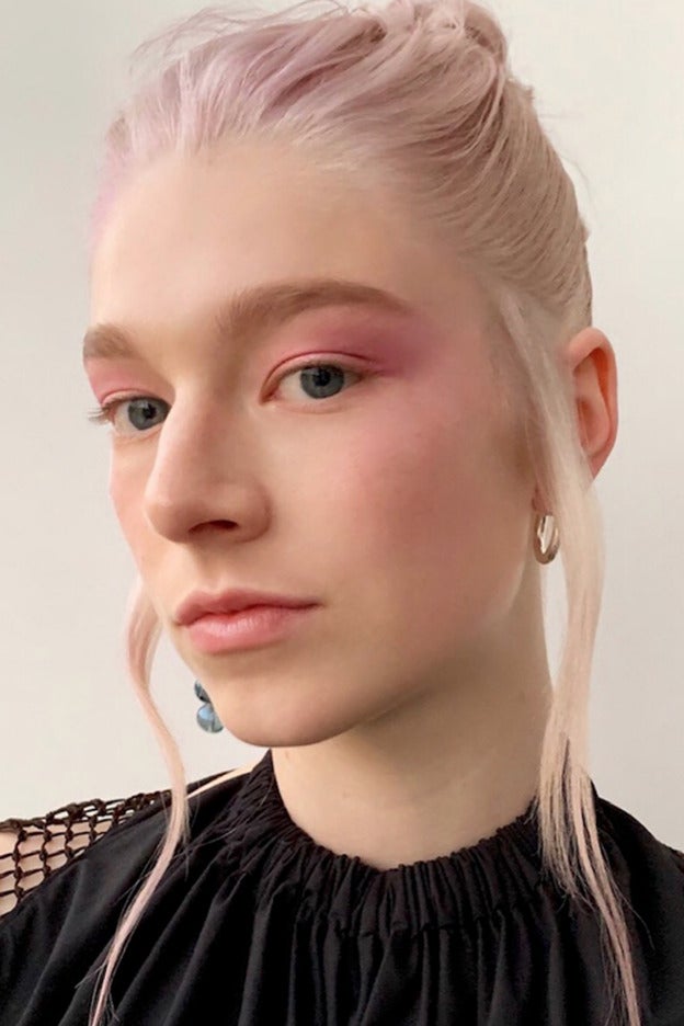 Hunter Schafer lleva el make up monocolor rosa que arrasa en la tendencia.