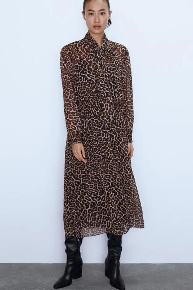 Leopardo concentrado para un vestido largo y vaporoso de la nueva colección de Zara.