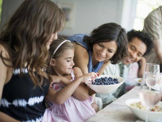 Cómo comer bien según tu edad: lo que es bueno (o malo) depende de tus años