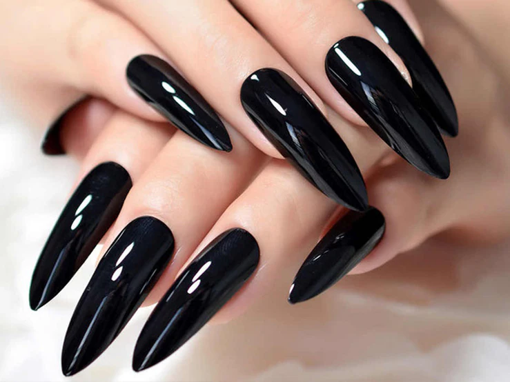 Los nueve esmaltes negros que necesitan tus uñas para celebrar Halloween