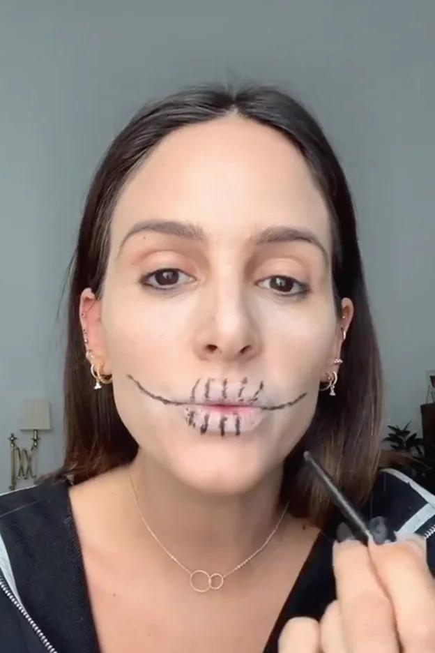 Así comienzzas a dibujar la boca, el rasgo más protagonista en este maquillaje de Halloween.