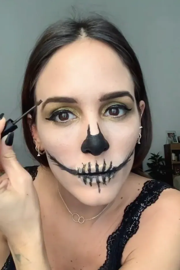 El momento en el que Rocío Osorno oscurece sus cejas en el tutorial de su maquillaje de Halloween.