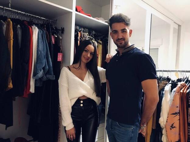 Arantxa Bustos junto a su hermano Roberto, con quien ha lanzado la marca ArtX Shop./dr.