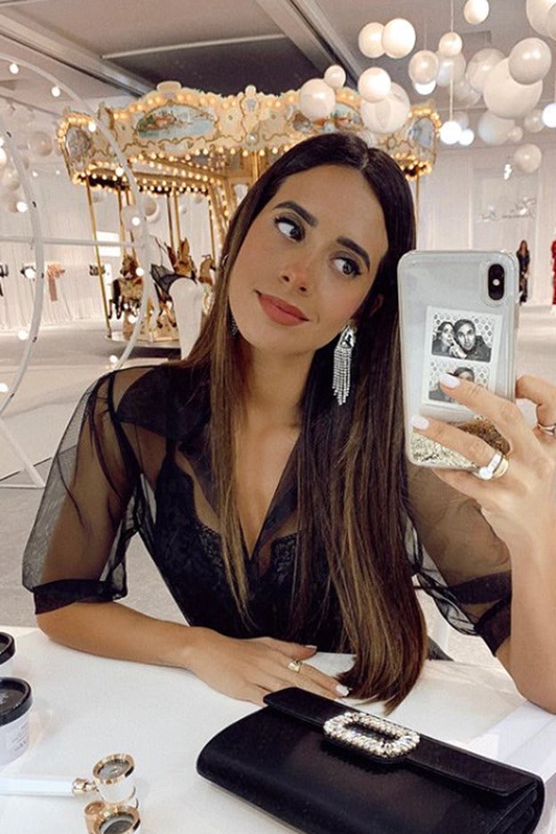 María Fernández-Rubíes lleva la camisa transparente que te resuelve la Nochevieja