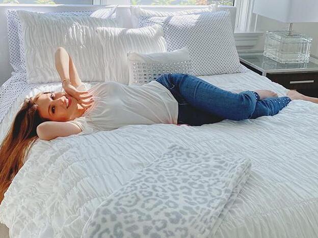 Thalía revoluciona Instagram con dos nuevos vídeos virales: del 'tikitiki' a su (exagerado) árbol de Navidad