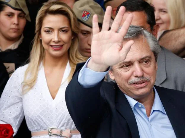 Alberto Fernández, nuevo presidente de Argentina en primer plano y su pareja, Fabiola Yáñez./Gtres