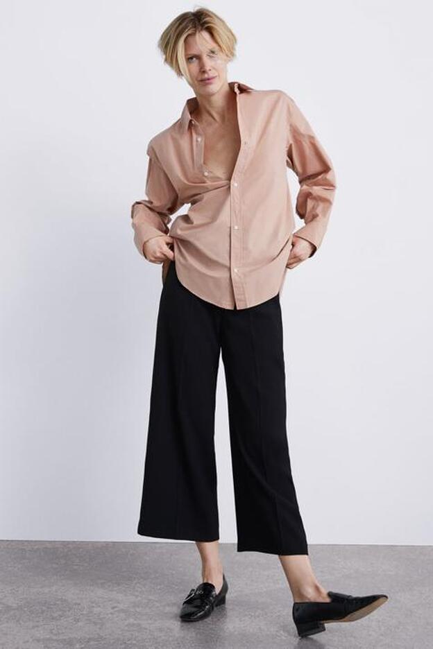 Nuria Roca se ha hecho con los pantalones de tiro alto de Zara que mejor sientan por menos de 30 euros