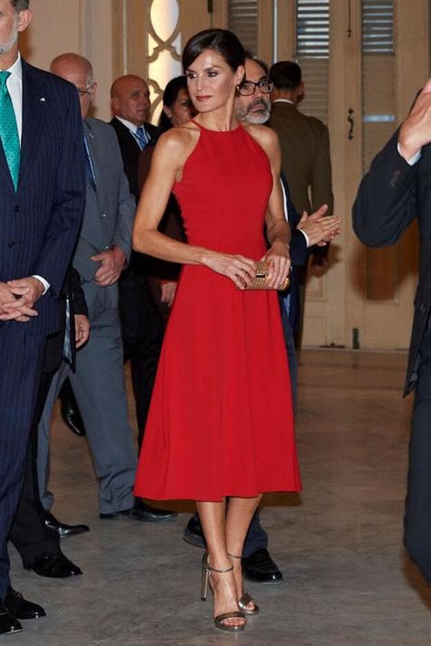 La Reina Letizia repite nuestro vestido favorito de Massimo Dutti en su  viaje oficial a Cuba | Mujer Hoy
