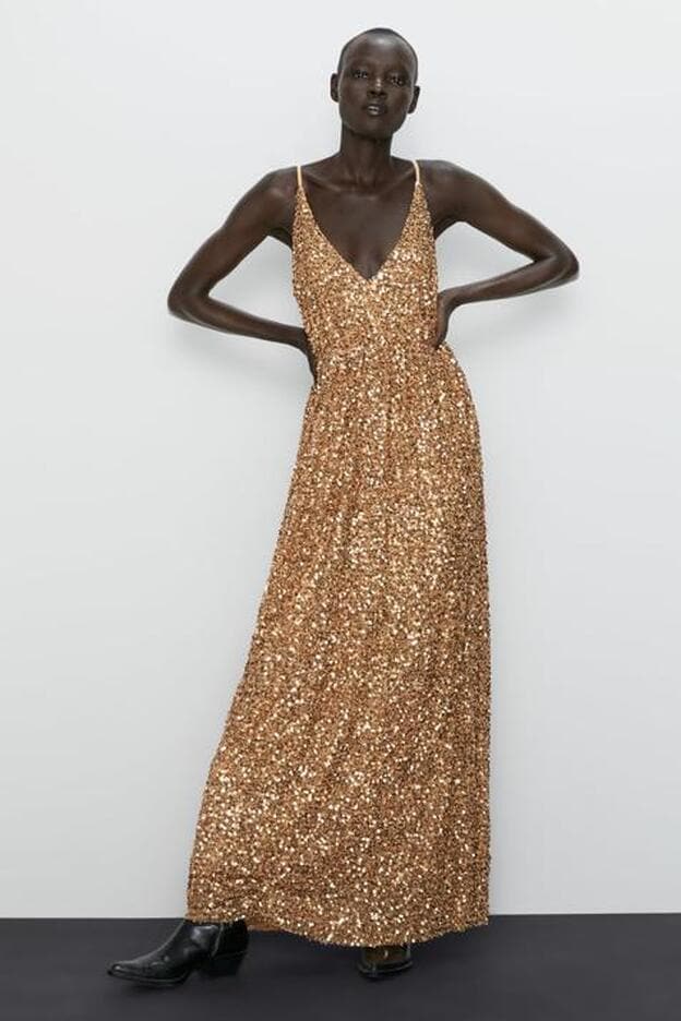 Este es el vestido de lentejuelas doradas de Zara que ha llevado Sara Escudero.
